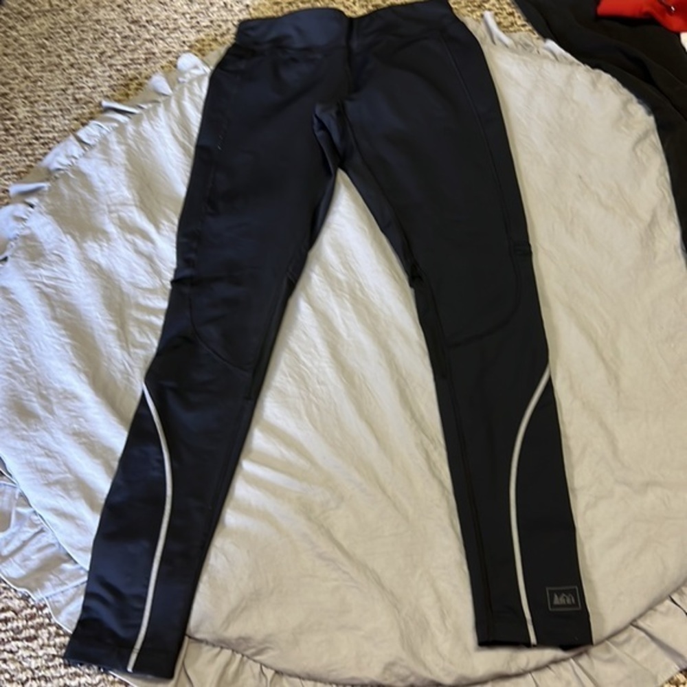 REI - Picture 2 of 6